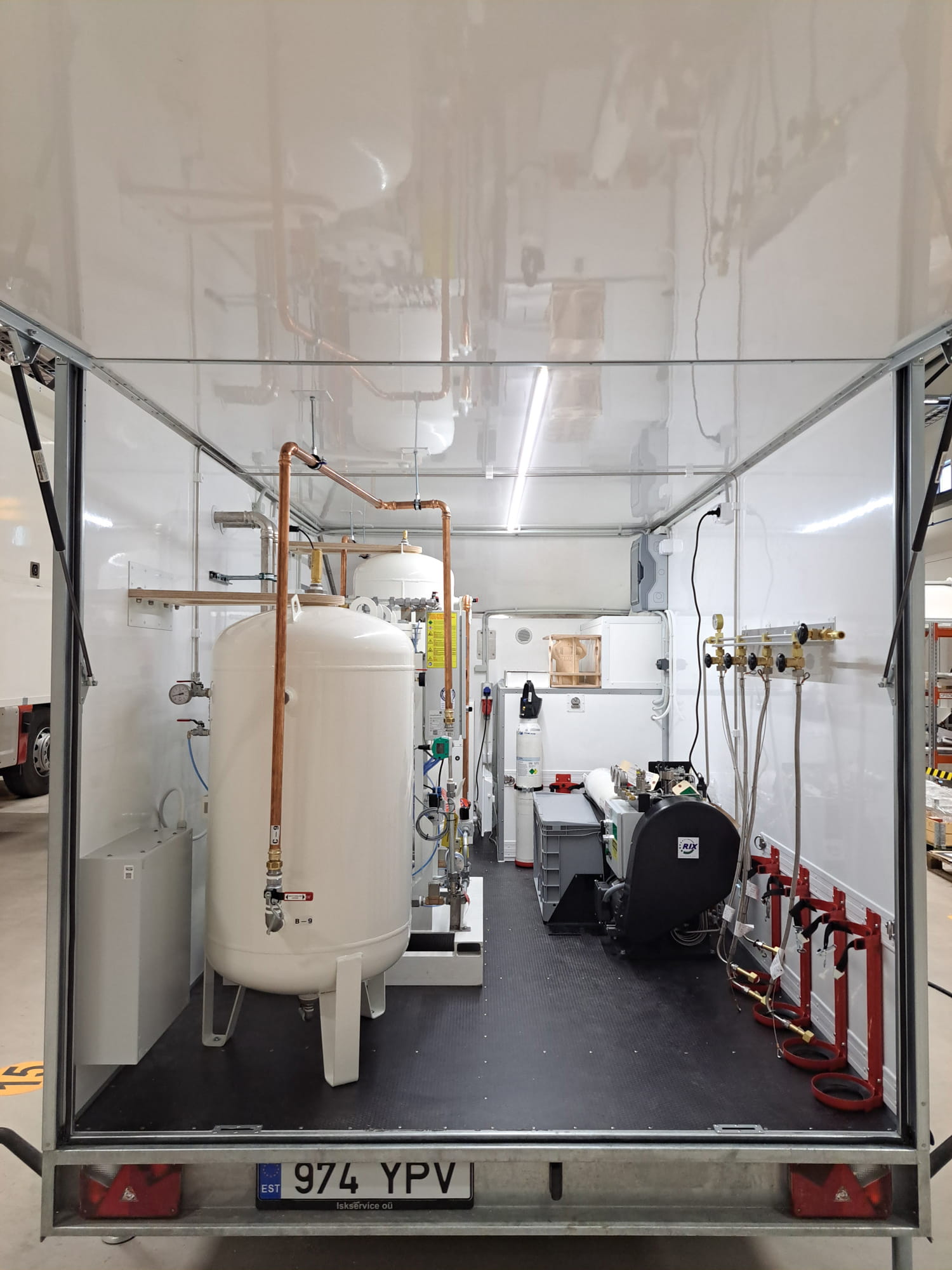 Trailer-based oxygen generator unit providing autonomous medical oxygen supply in field conditions Trailer-based oxygen generator unit providing autonomous medical oxygen supply in field conditions