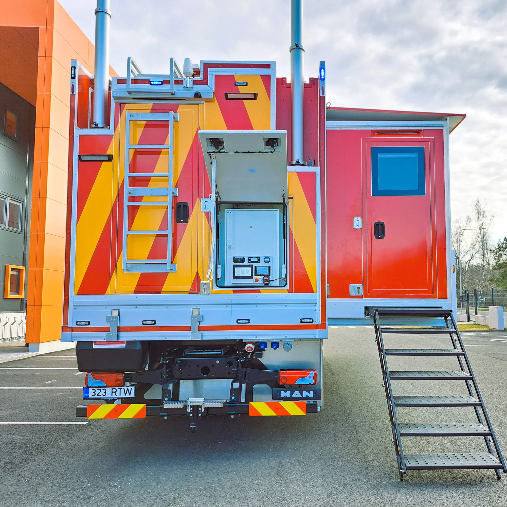 Slide-out expandable truck creating large mobile workspace for command, medical or broadcast applications Slide-out expandable truck creating large mobile workspace for command, medical or broadcast applications