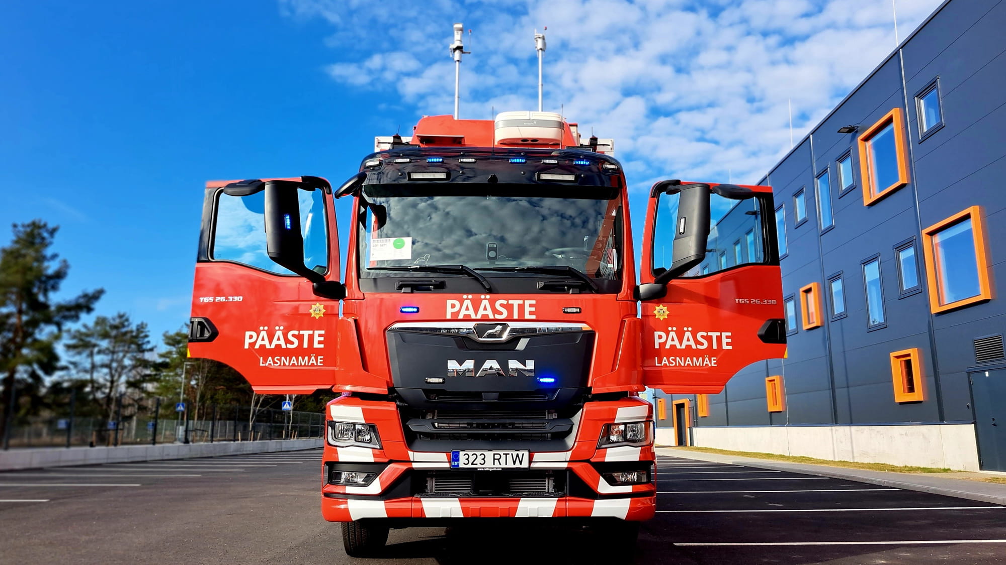 Fire brigade Einsatzleitwagen command vehicle with expandable structure for on-site incident management Fire brigade Einsatzleitwagen command vehicle with expandable structure for on-site incident management