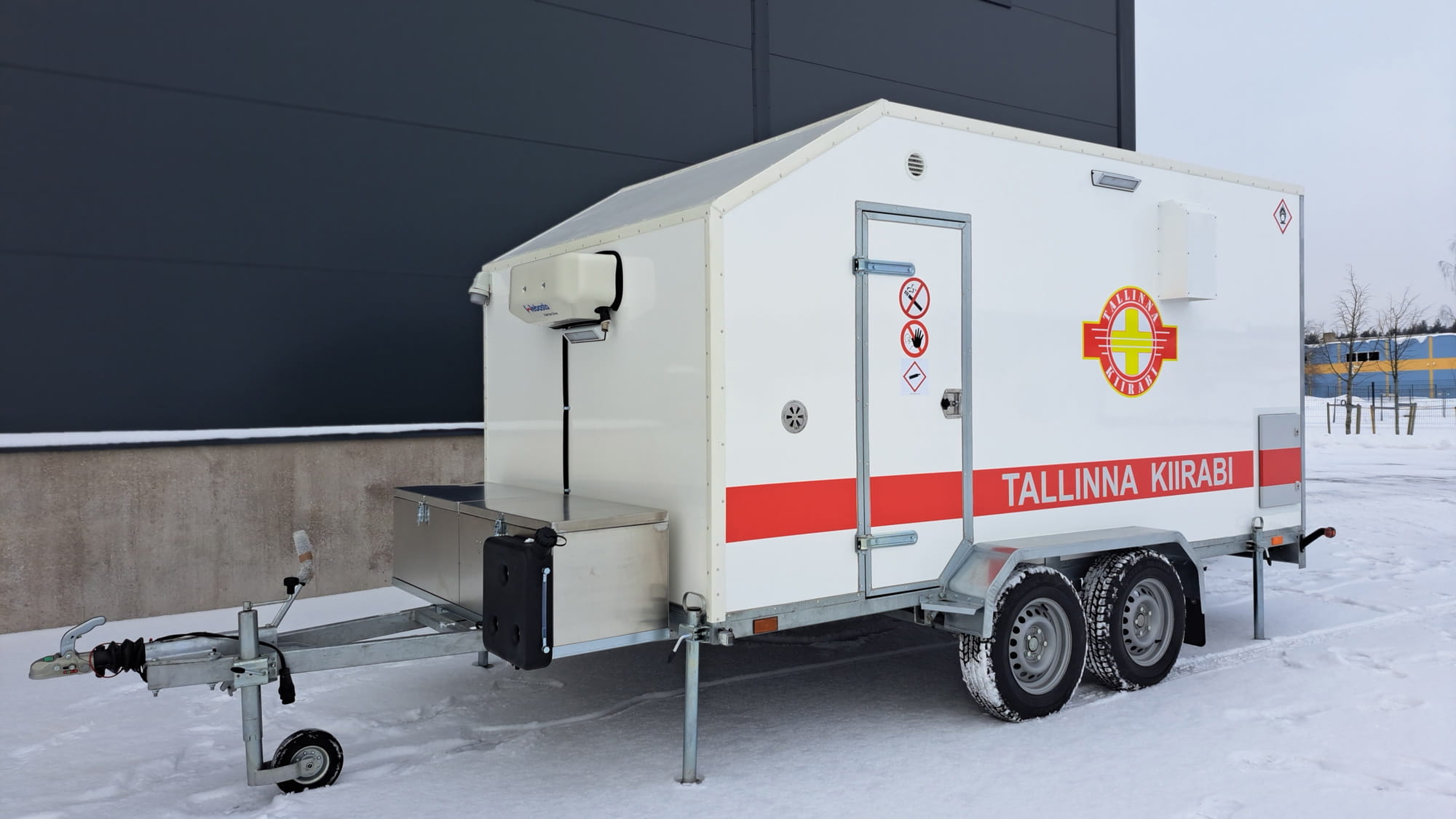 Mobile oxygen generation trailer for emergency medical supply and disaster response deployment Mobile oxygen generation trailer for emergency medical supply and disaster response deployment